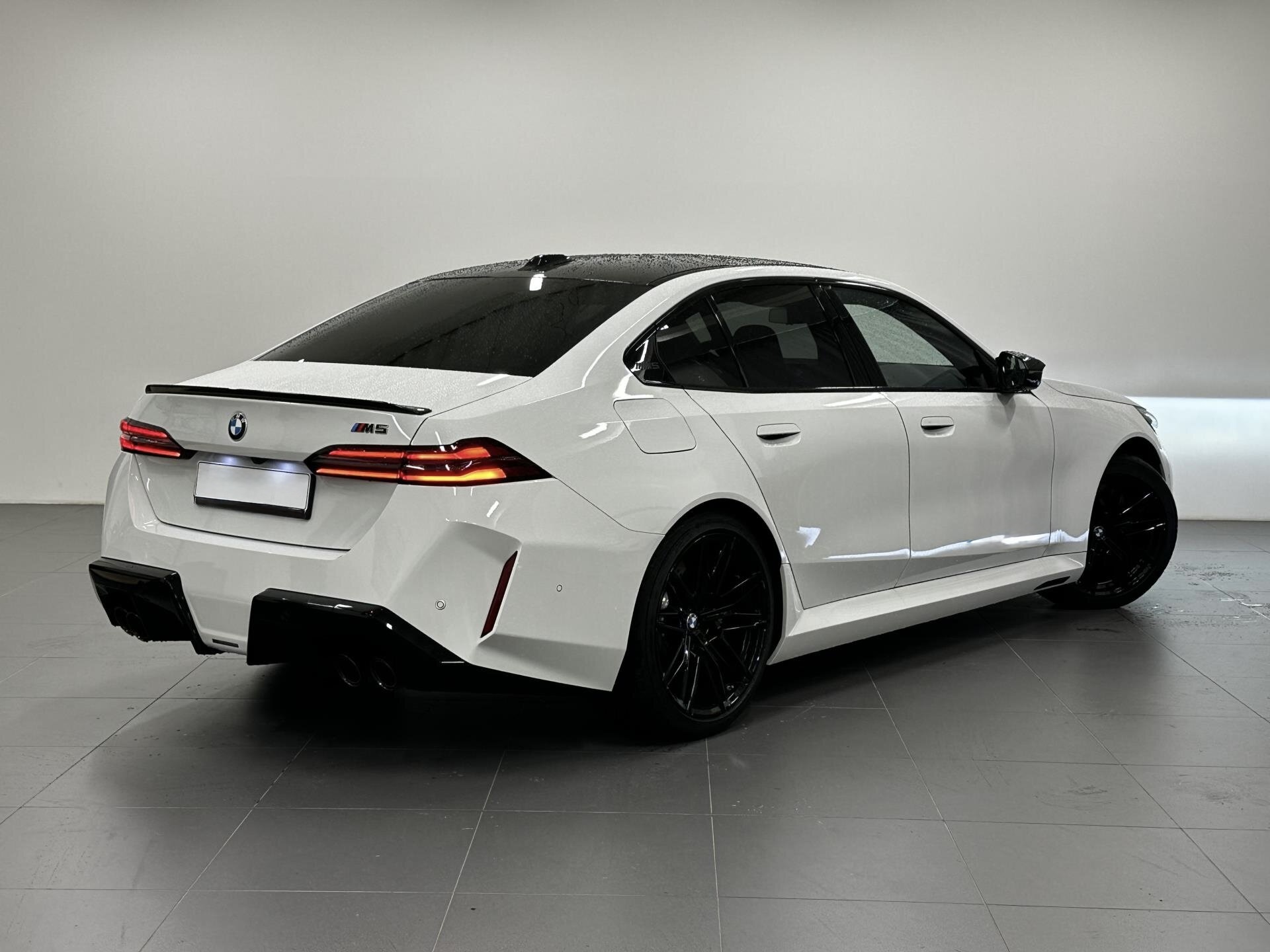 BMW M5 SEDAN | SKLADEM | ČESKÉ PŘEDVÁDĚCÍ AUTO | NOVÝ MODEL | V8 BITURBO HYBRID | VÝKON 727 KONÍ | BÍLÁ ALPINE | ČERNÁ KŮŽE | PERFEKTNÍ VÝBAVA | VIP SLEVA | NÁKUP ONLINE | AUTOiBUY.com